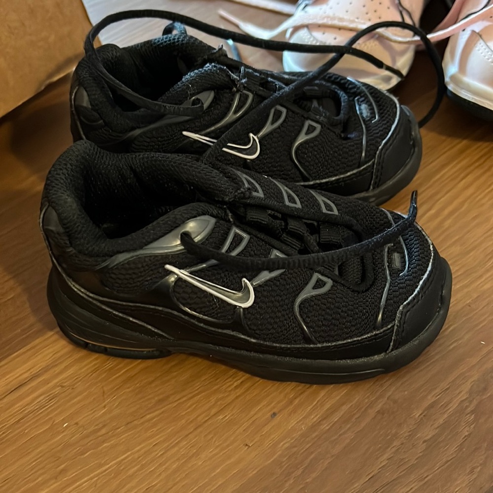 Black nike air maxs